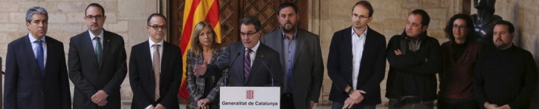 Catalan politicians "fent pinya" for the referendum about the independence of Catalonia. Photo: Vilaweb