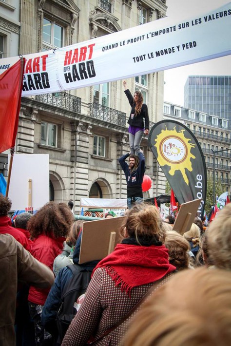 Castellers BXL Foyer have a very deep activist component. Here, a pilar de 3 in a demonstration. Notice that the enxaneta raises her fist (PHOTO: Castellers BXL Foyer)